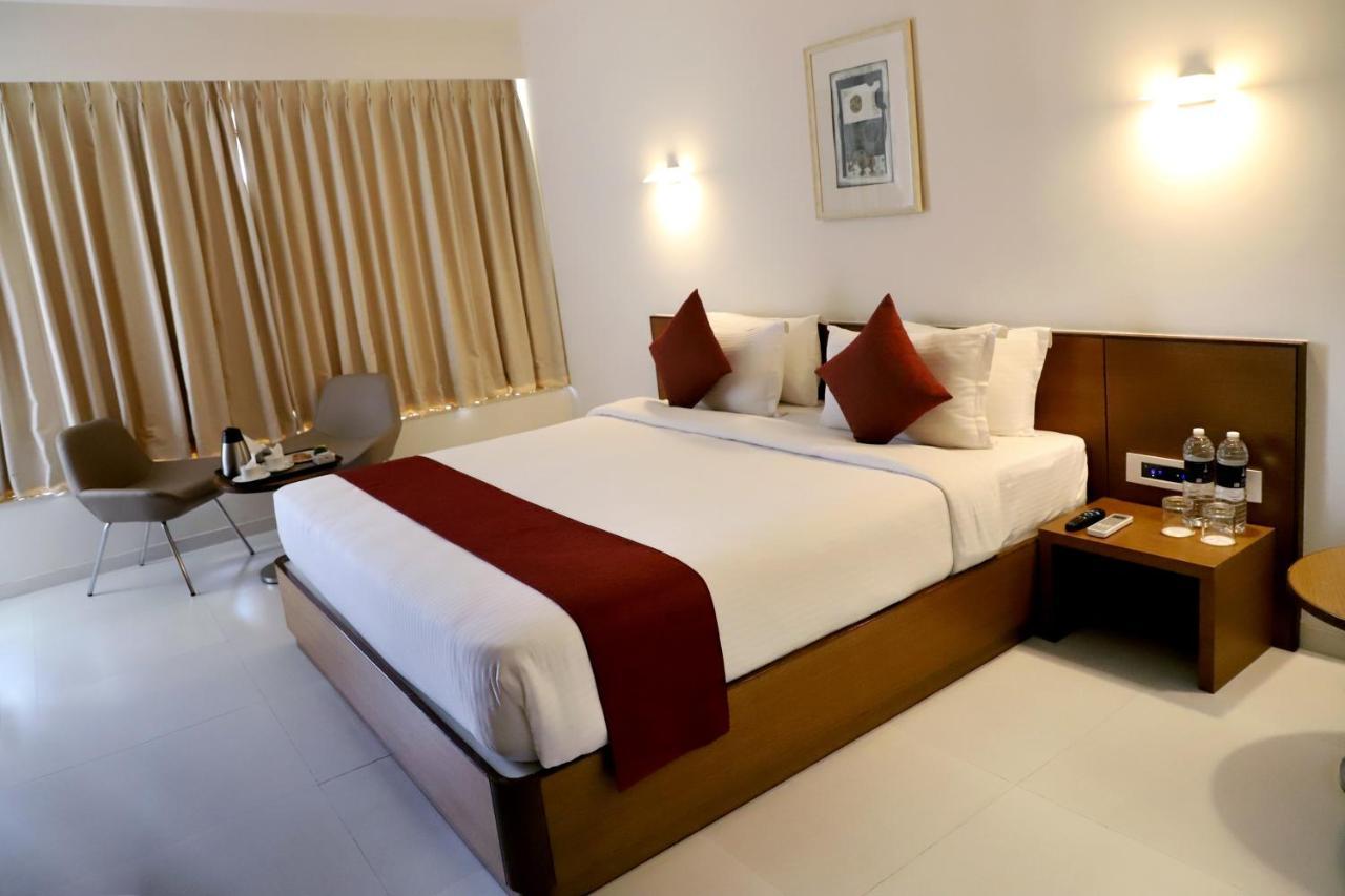 Quality Inn Patria Suites, Rajkot Exteriör bild