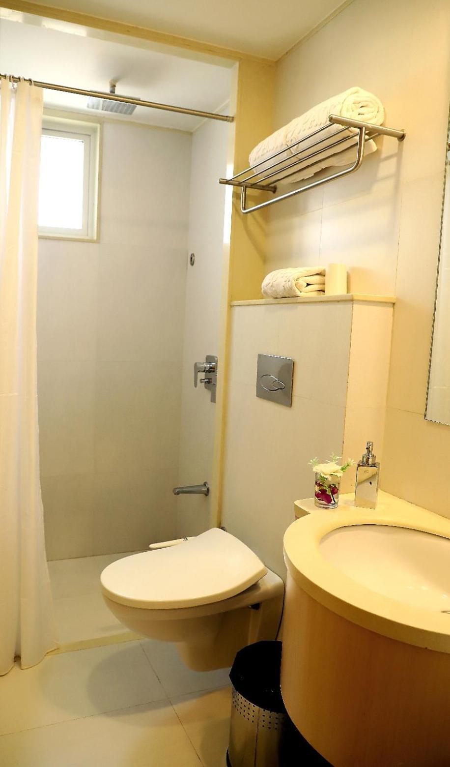 Quality Inn Patria Suites, Rajkot Exteriör bild