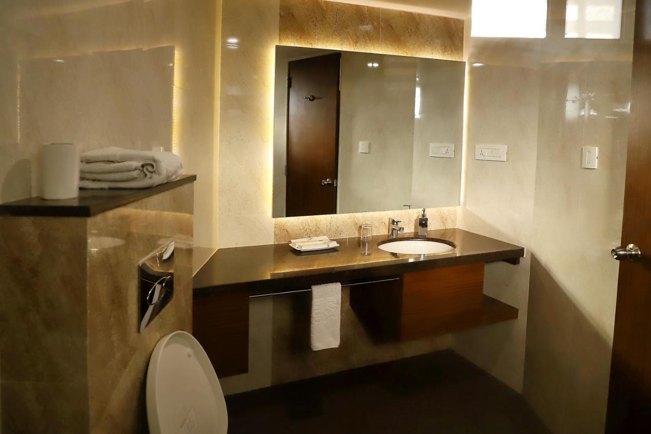 Quality Inn Patria Suites, Rajkot Exteriör bild